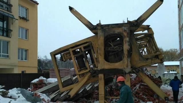 На новостройке во Львове упал кран: строитель в тяжелом состоянии На новостройке во Львове упал кран: строитель в тяжелом состоянии