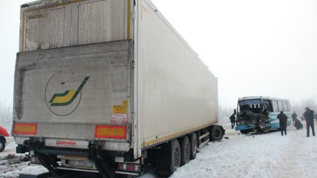 Фура буквально сплюснула автобус: з'явились фото жахливої аварії під Житомиром Фура буквально сплюснула автобус: з'явились фото жахливої аварії під Житомиром