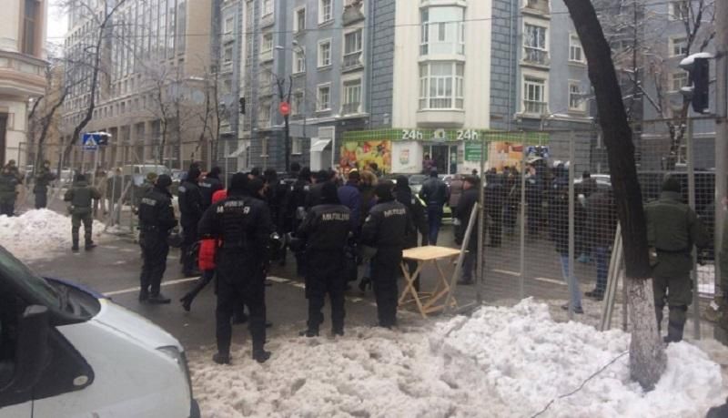 Мітингувальників під Нацбанк вели колонами, – ЗМІ Мітингувальників під Нацбанк вели колонами, – ЗМІ