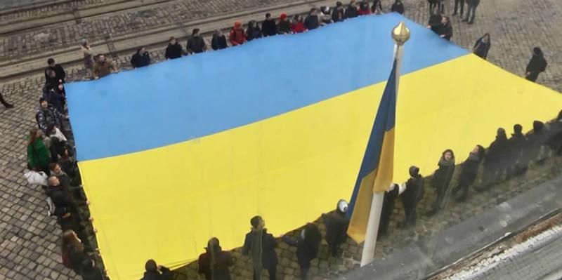 Студенти розгорнули прапор України довжиною 30 метрів у Львові