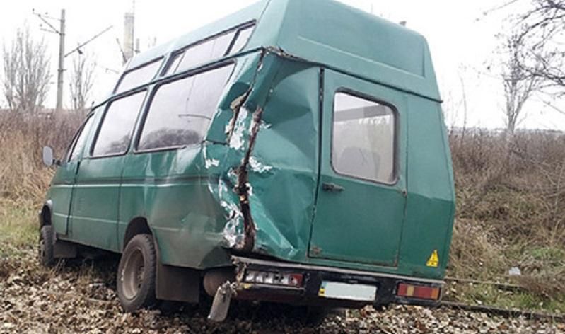 На Донеччині військове авто зіткнулося з мікроавтобусом