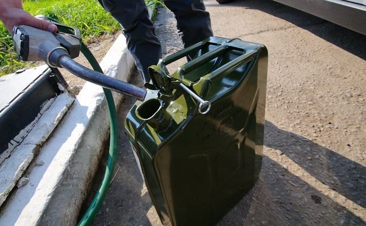 Злоумышленник вместо бензина продавал водителям обычную воду Злоумышленник вместо бензина продавал водителям обычную воду