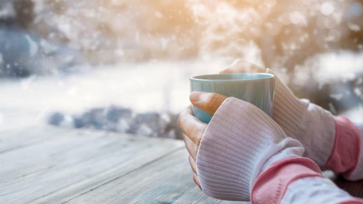 Холодная зима. Замерзший кофе. Кофе зимой. Чай на снегу. Замерзли баклажаны.