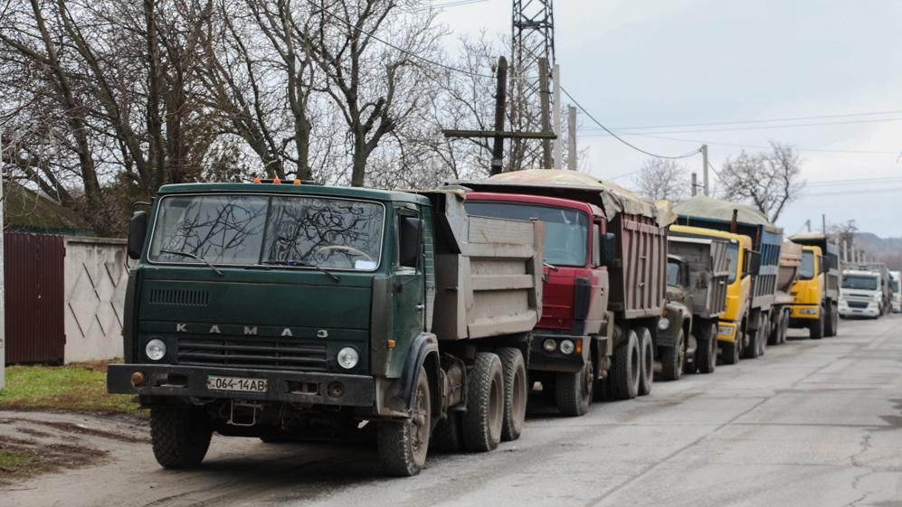 Большим количеством грузовиков перекрыли дорогу на Днепровщине