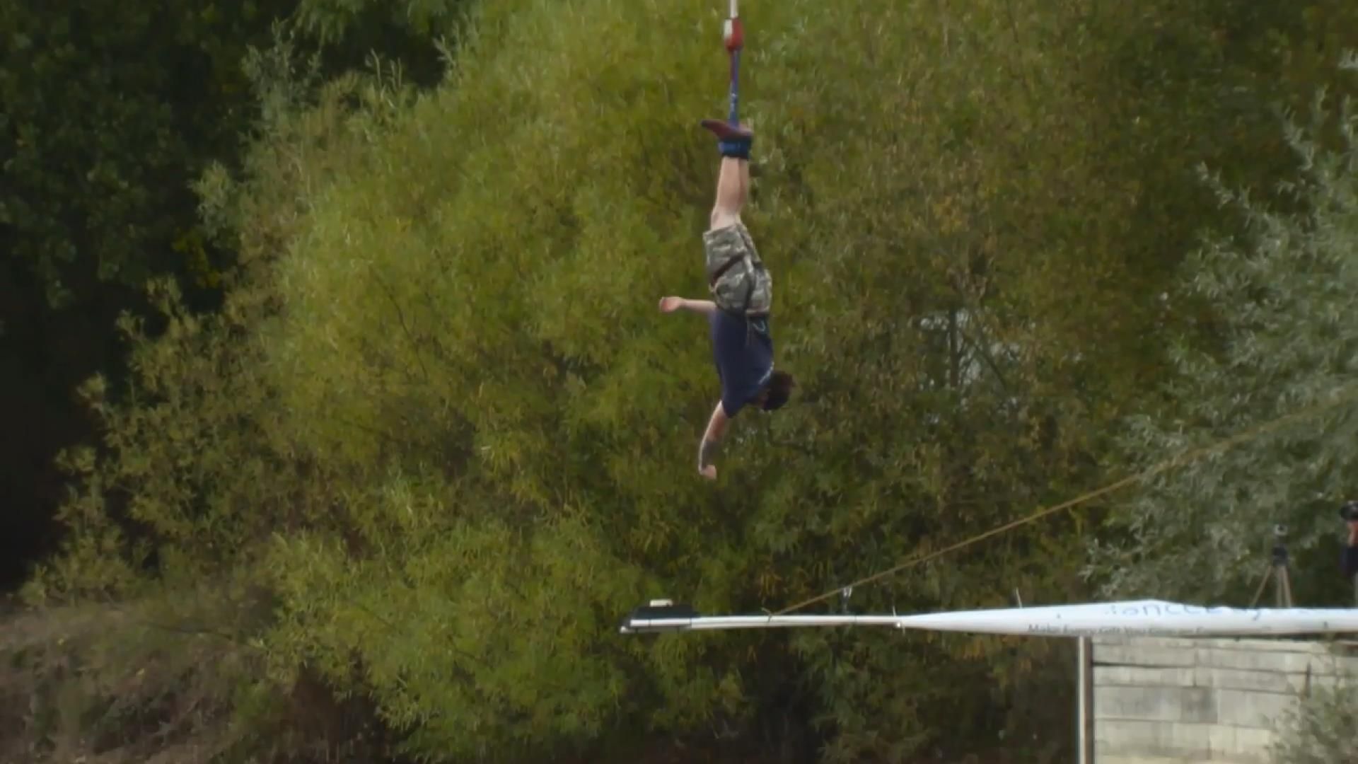 Екстремал стрибнув з шокуючої висоти, щоб вмочити печиво у чай Екстремал стрибнув з шокуючої висоти, щоб вмочити печиво у чай