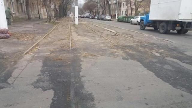 Одеські комунальники трохи перестарались та закатали в асфальт трамвайні рейки