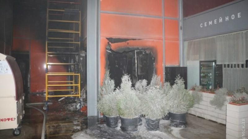 Торговий центр в центрі Одеси закидали "коктейлями Молотова": з'явились "обвуглені" фото Торговий центр в центрі Одеси закидали "коктейлями Молотова": з'явились "обвуглені" фото
