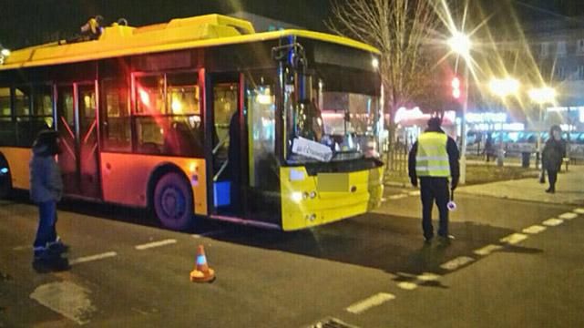 Тролейбус на переході збив трьох школярок