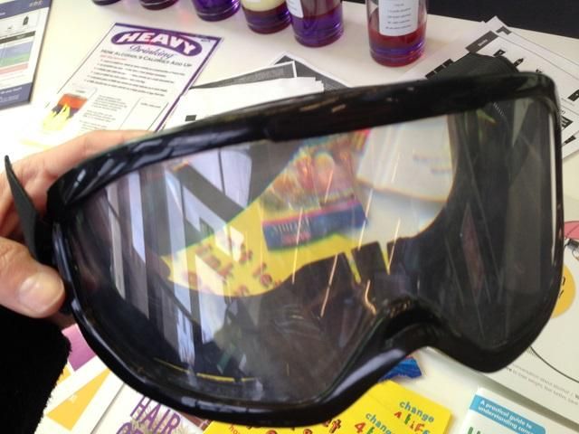 Очки-симуляторы: как "понять" пьяного водителя Очки-симуляторы: как "понять" пьяного водителя