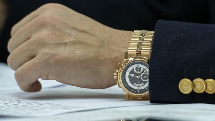 Из-за Крыма российские чиновники могут остаться без швейцарских часов Из-за Крыма российские чиновники могут остаться без швейцарских часов