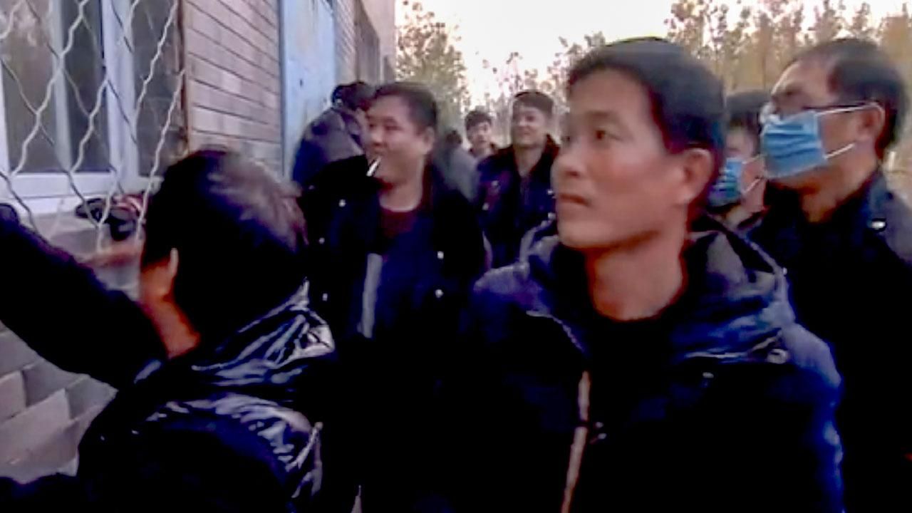 У Китаї тітушки заблокували журналістів BBC
