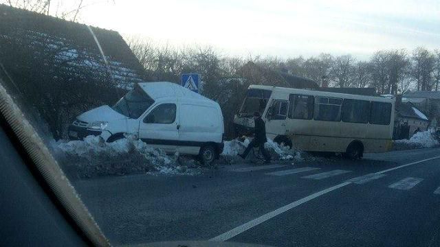 Страшна аварія під Львовом. Маршрутка зіштовхнулась з мікроавтобусом (фото 18+)