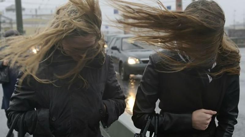 Сильні пориви вітру насуваютьcя на Київ 