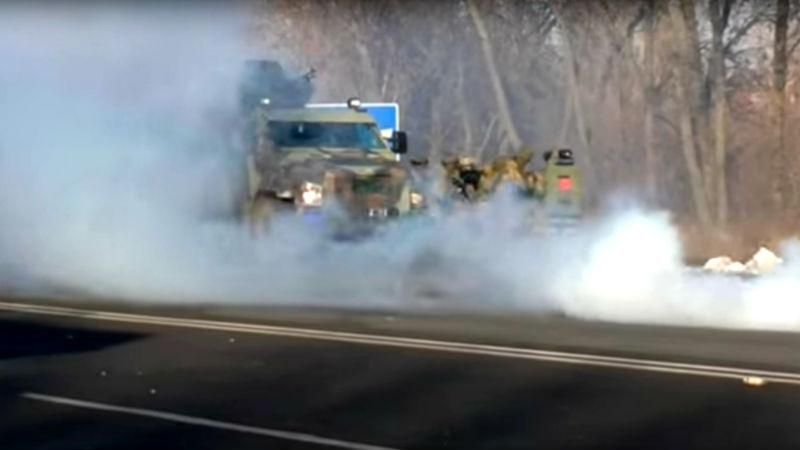 Спецназ на бронемашинах и вертолете штурмовал блокпост Спецназ на бронемашинах и вертолете штурмовал блокпост