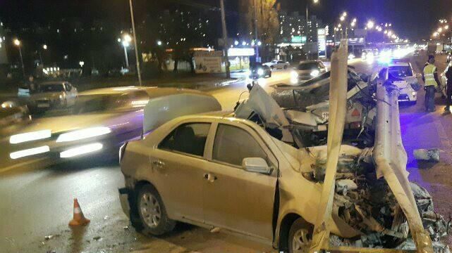 Автомобиль разорвало об отбойник и произошло возгорание Автомобиль разорвало об отбойник и произошло возгорание
