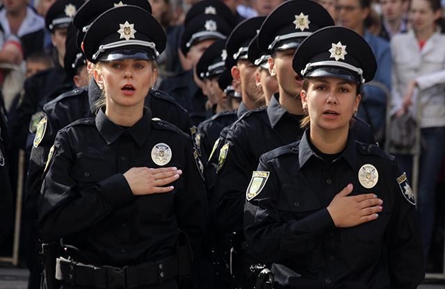 П’яні перехожі побили поліцейську у Києві П’яні перехожі побили поліцейську у Києві