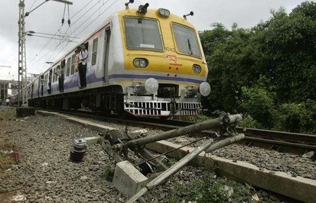 Десятки человек погибли в железнодорожной катастрофе в Индии Десятки человек погибли в железнодорожной катастрофе в Индии