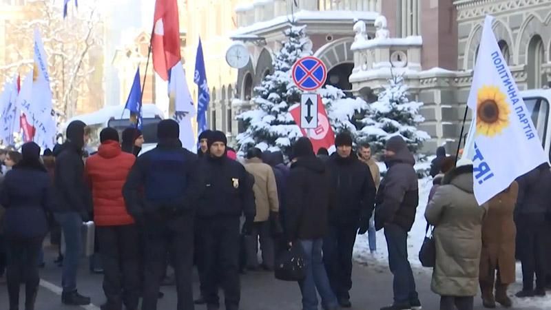 За митингами под НБУ стоит украинский политик, – эксперты