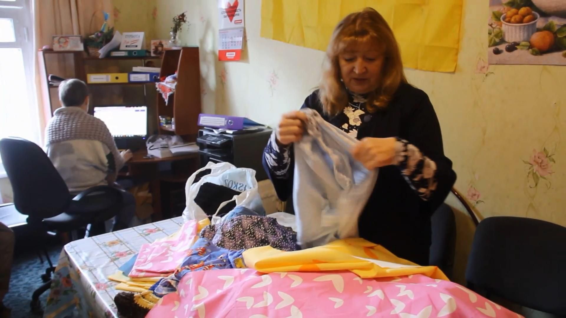 В Житомире пенсионерки объединились в "Бабушкин батальон" и шьют теплые вещи для воинов АТО