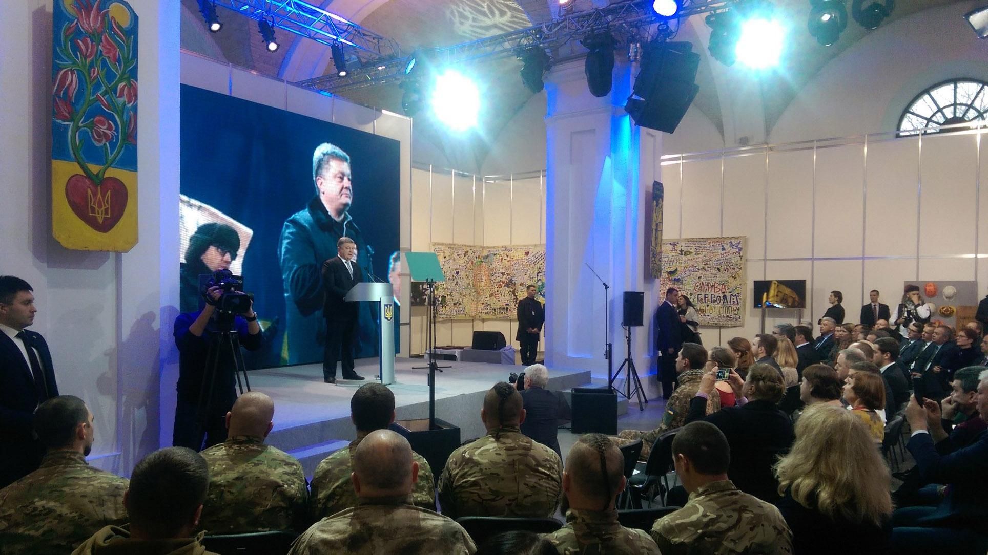 Петро Порошенко привітав українців з Днем Гідності та Свободи