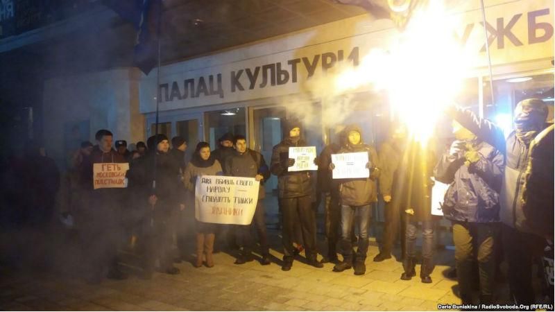 Долой московских подстилок – Потапа и Настю встретили митингом в Черкассах