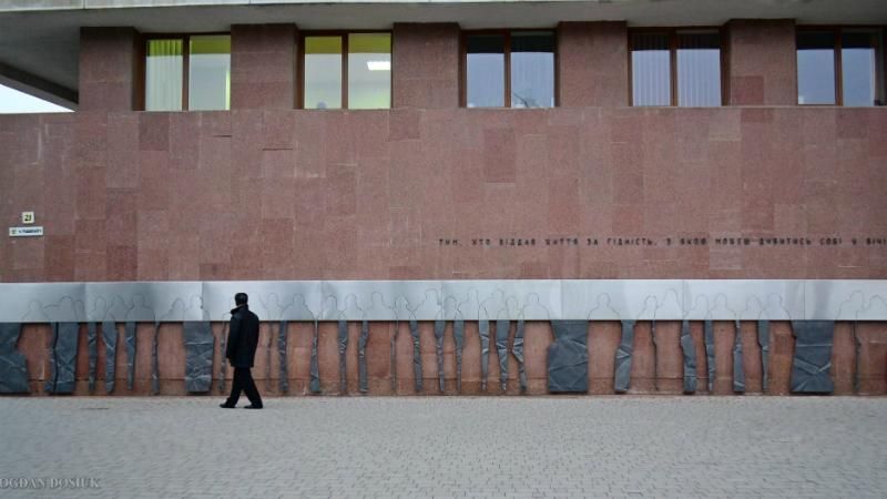 Facebook i Революція: у Франківську відкрили незвичний пам'ятник Героям Небесної Сотні Facebook i Революція: у Франківську відкрили незвичний пам'ятник Героям Небесної Сотні