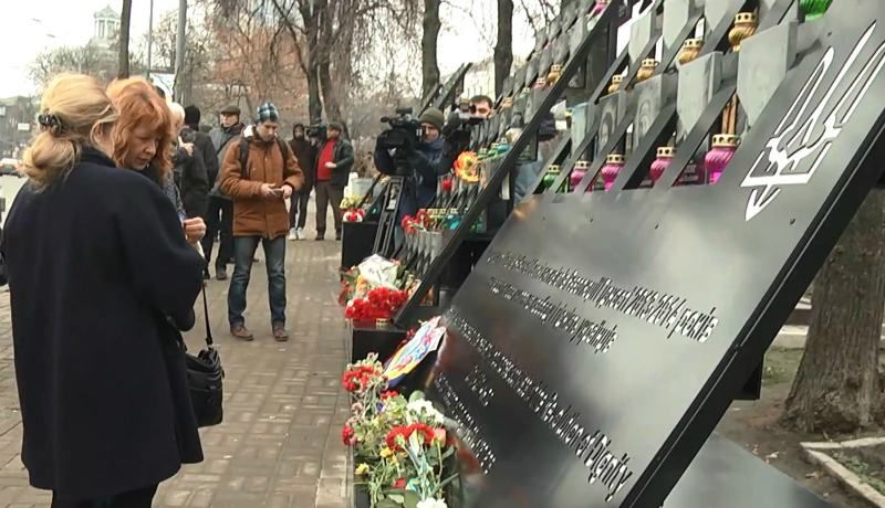 Родственники погибших на Майдане провели панихиду