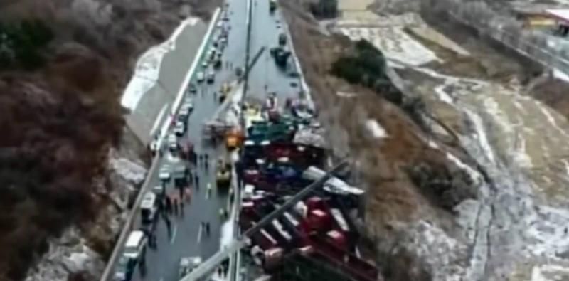 На шоссе в Китае столкнулись 37 автомобилей

