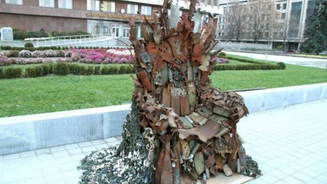 Трон з "Гри престолів", змайстрований з уламків війни, продали за кругленьку суму Трон з "Гри престолів", змайстрований з уламків війни, продали за кругленьку суму