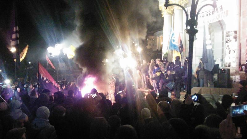 Столкновения на Майдане: активисты сносят шины и зажгли файеры