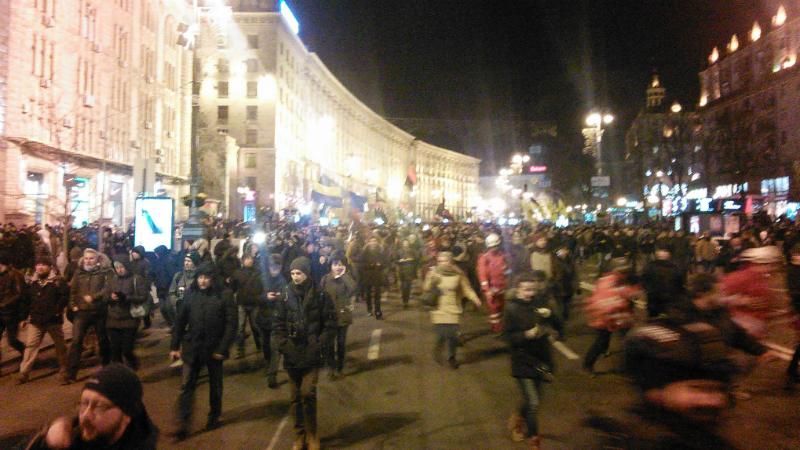 Под возгласы "Революция" колонна с Майдана отправилась к офису Медведчука