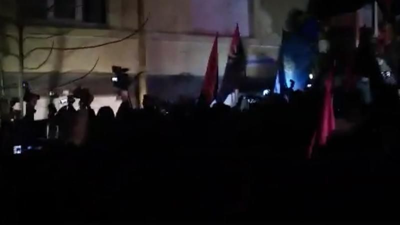 Праворадикалы бьют окна в офисе Медведчука: опубликовано видео Праворадикалы бьют окна в офисе Медведчука: опубликовано видео