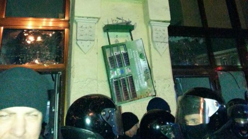 Дісталось і "Сбербанку": активісти побили вікна російського банку в Києві