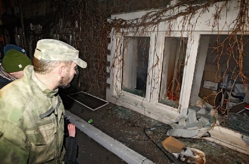 Сплутали вікна: замість офісу Медведчука мітингувальники розгромили салон краси