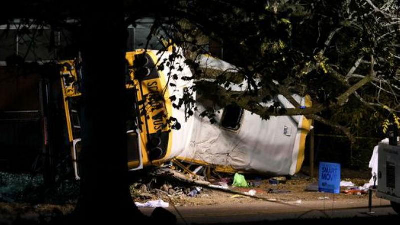 Автобус з маленькими дітками потрапив в аварію в США: багато загиблих