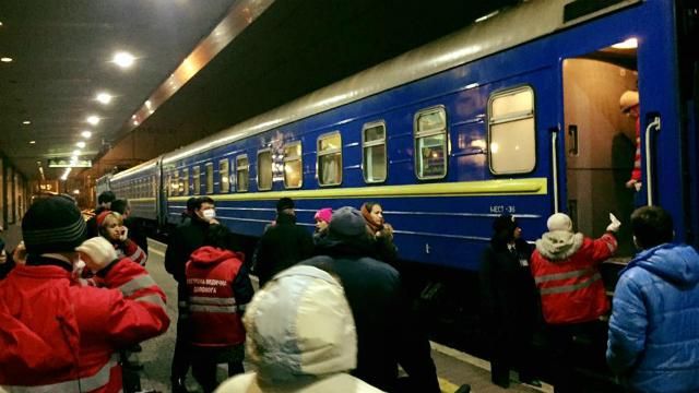 Дітей нудило посеред вокзалу: з важким отруєнням 18 підлітків зняли з поїзда