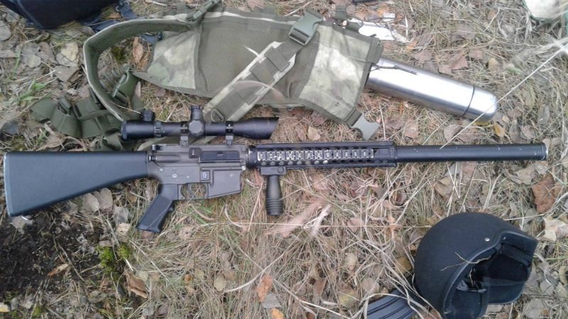 Молодики з незвичним арсеналом спробували штурмувати військову частину у Чернігові Молодики з незвичним арсеналом спробували штурмувати військову частину у Чернігові