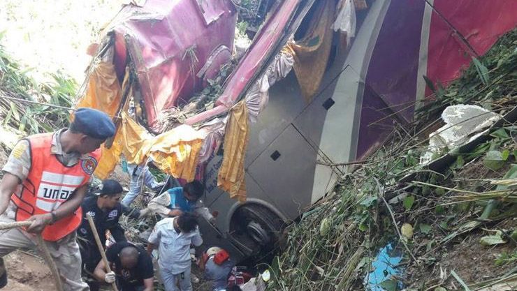 Туристичний автобус впав у величезну прірву в Таїланді: з'явилися фото