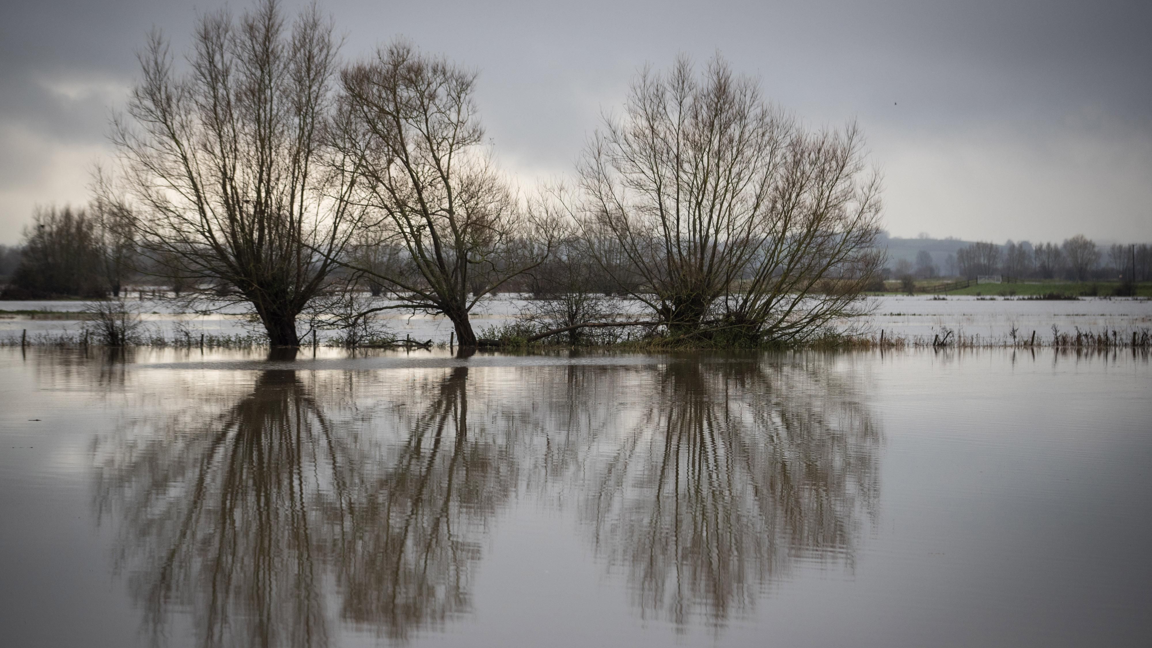 Великобританія потерпає від шторму "Ангус" Великобританія потерпає від шторму "Ангус"