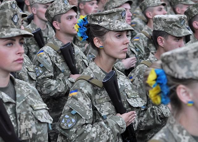 Для жінок побільшало посад в армії України