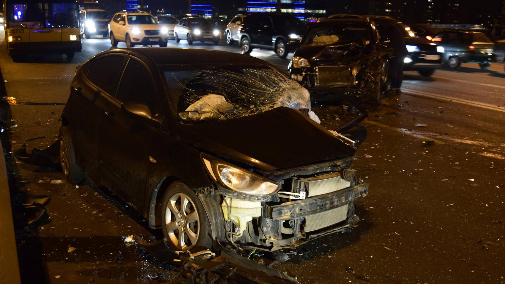 Жесткое столкновение из-за автобуса произошло на мосту Патона в Киеве: водителя зажало в салоне