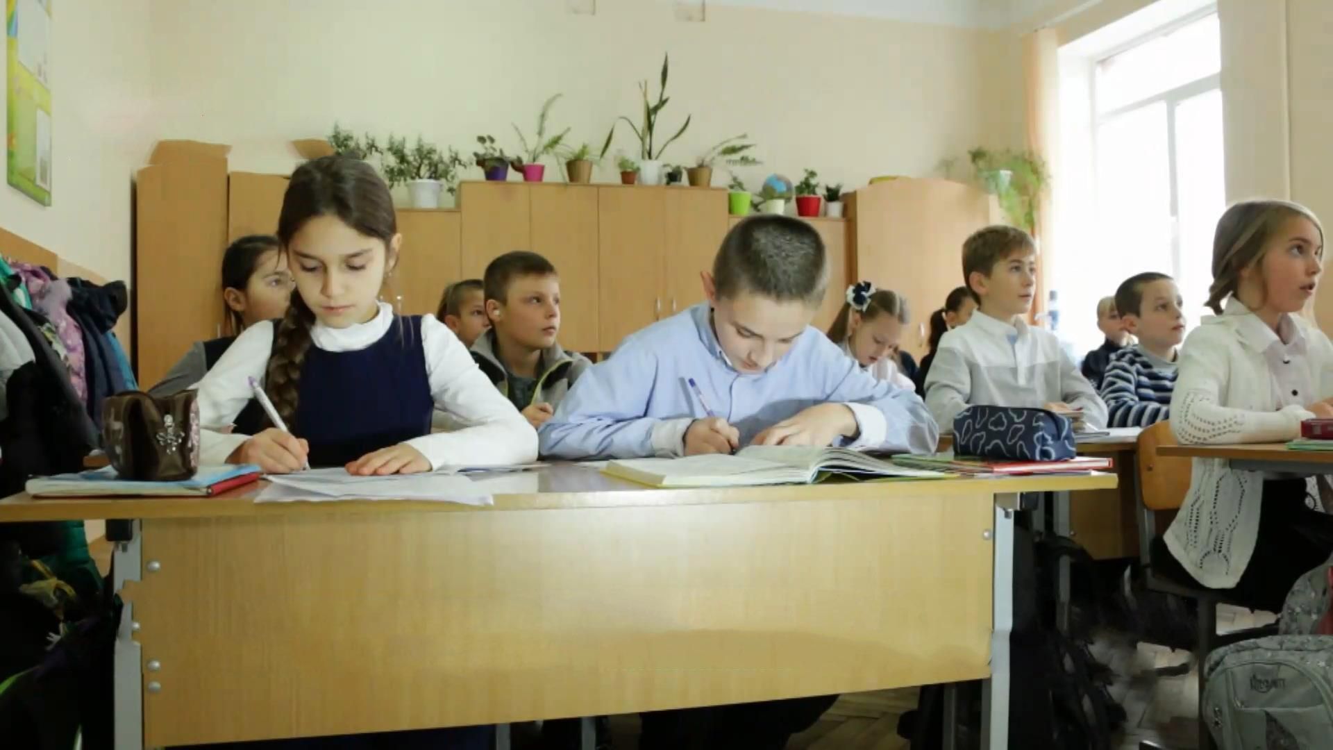 Учительница тронула желанием усыновить своего ученика Учительница тронула желанием усыновить своего ученика