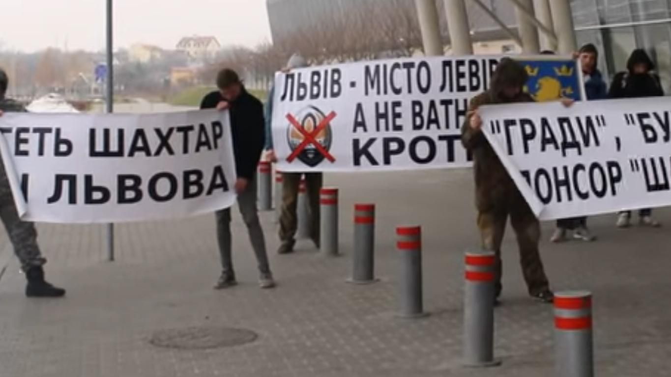 "Львів проти "сепарів", – донецький "Шахтар" вороже зустріли в аеропорту "Львів проти "сепарів", – донецький "Шахтар" вороже зустріли в аеропорту