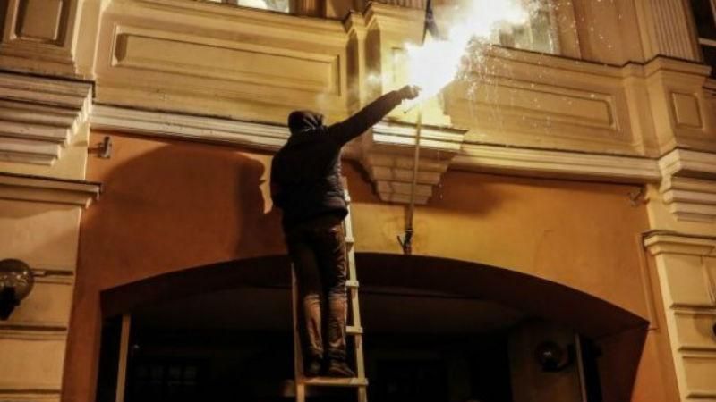 Появилось видео, как сжигали украинский флаг в Москве