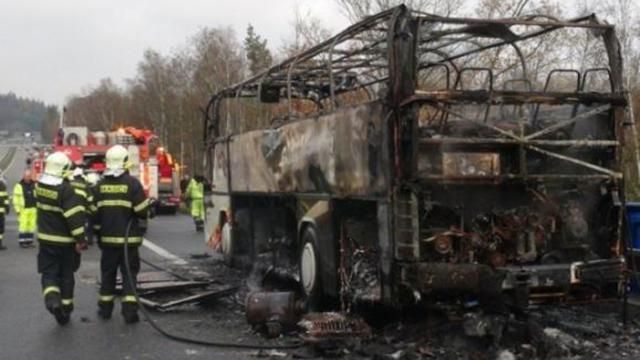 Автобус, в котором ехали украинцы, полностью сгорел в Чехии: появились фото и видео