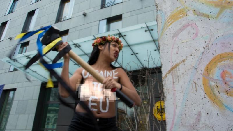 Напівоголена активістка FEMEN влаштувала провокативну акцію в центрі Києва (18+)