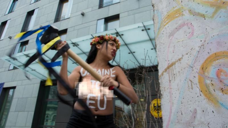 Полуголая активистка FEMEN устроила провокационную акцию в центре Киева (18+) Полуголая активистка FEMEN устроила провокационную акцию в центре Киева (18+)