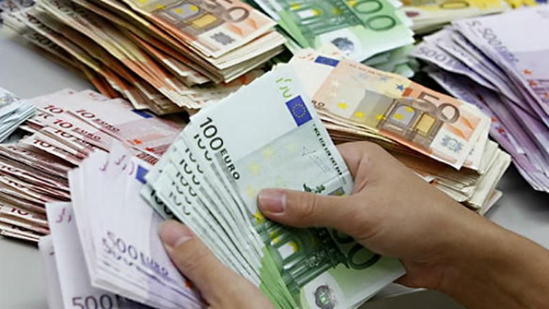 Курс валют на 25 листопада: євро дешевшає, долар – без змін 