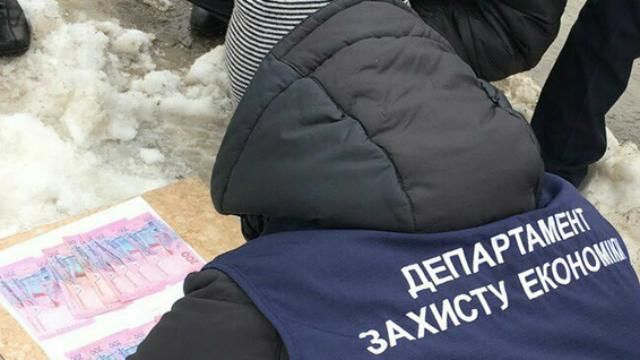 "Гроші на вітер": посадовець на ходу намагався позбутись хабаря "Гроші на вітер": посадовець на ходу намагався позбутись хабаря