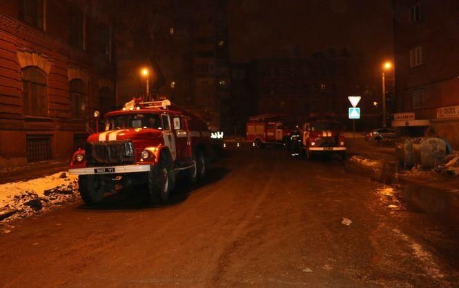 Підземна пожежа в Києві: рятувальники довго не починали ліквідацію 